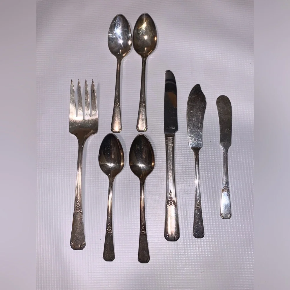 8 Pieces Wm A Rogers Sectional Oneida ltd 1939 Rio Pattern Spoon Knife Meat Fork